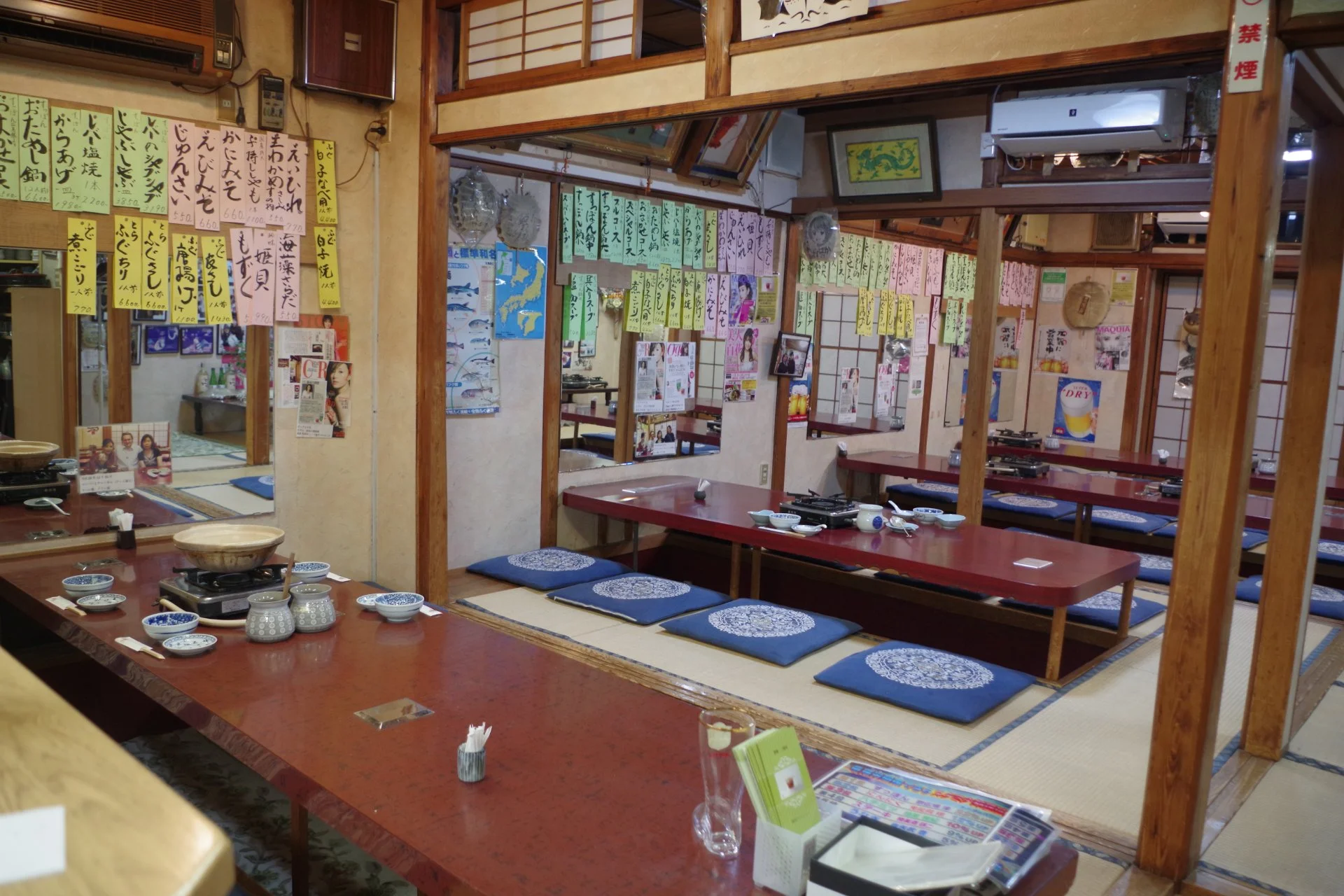 座卓と掘りごたつ席が整った和室の店内、食事前の静かな客席の様子